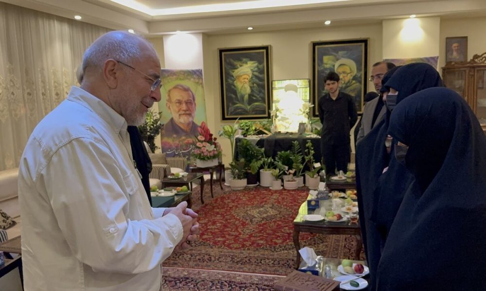 قالیباف در منزل شهید علی لاریجانی
