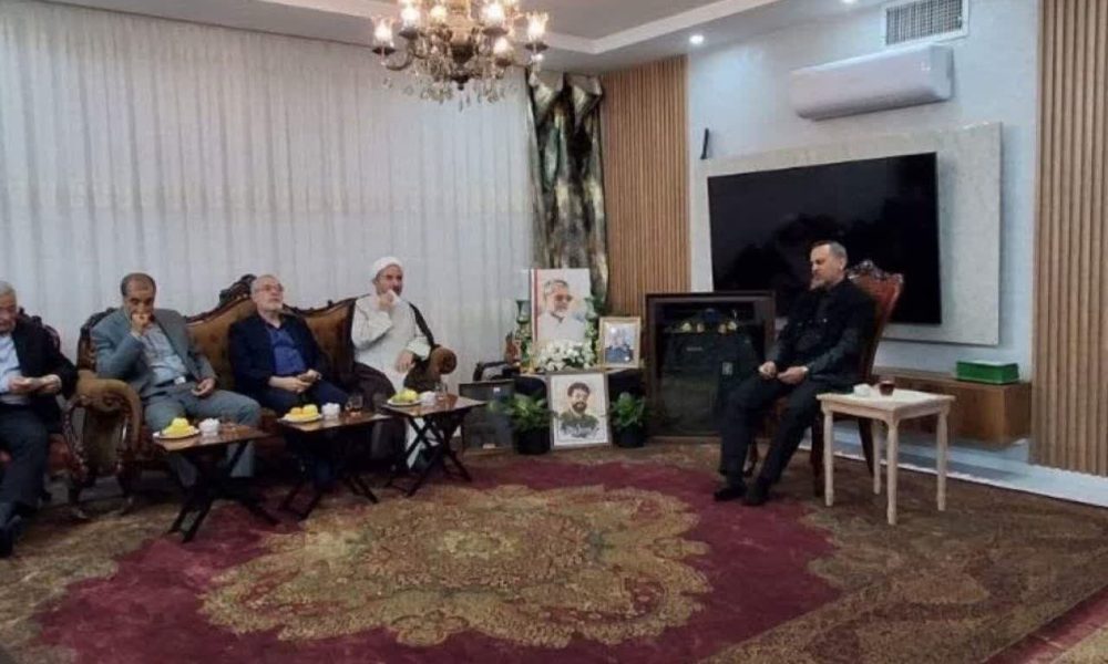قائم‌مقام وزیر کشور با خانواده شهید ظریفی در مشهد دیدار کرد