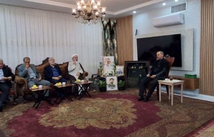 قائم‌مقام وزیر کشور با خانواده شهید ظریفی در مشهد دیدار کرد