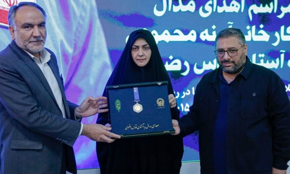 اهدای مدال مربی تیم ملی فوتسال بانوان به آستان قدس رضوی