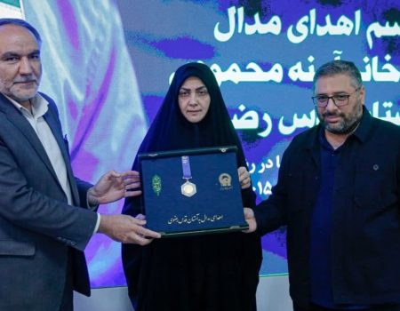 اهدای مدال مربی تیم ملی فوتسال بانوان به آستان قدس رضوی