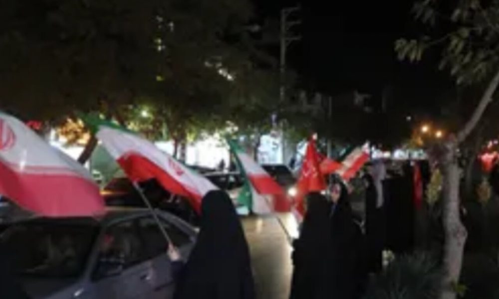 خروش جانفدایان شهرک شهید رجایی مشهد در زنجیره انسانی شبانه