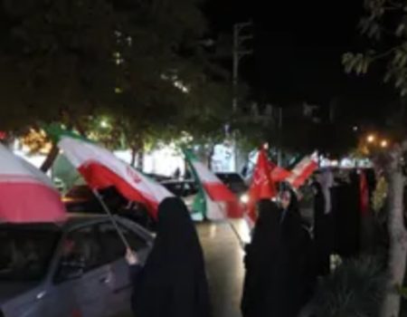 خروش جانفدایان شهرک شهید رجایی مشهد در زنجیره انسانی شبانه